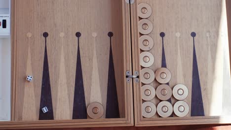mujer jugando backgammon y tirando dados