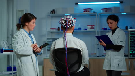 hombre con auriculares eeg de alto rendimiento escaneando la actividad eléctrica cerebral