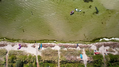 Vista-Aérea-De-Botes-En-La-Orilla-Del-Balneario-De-Kuźnica-En-Polonia