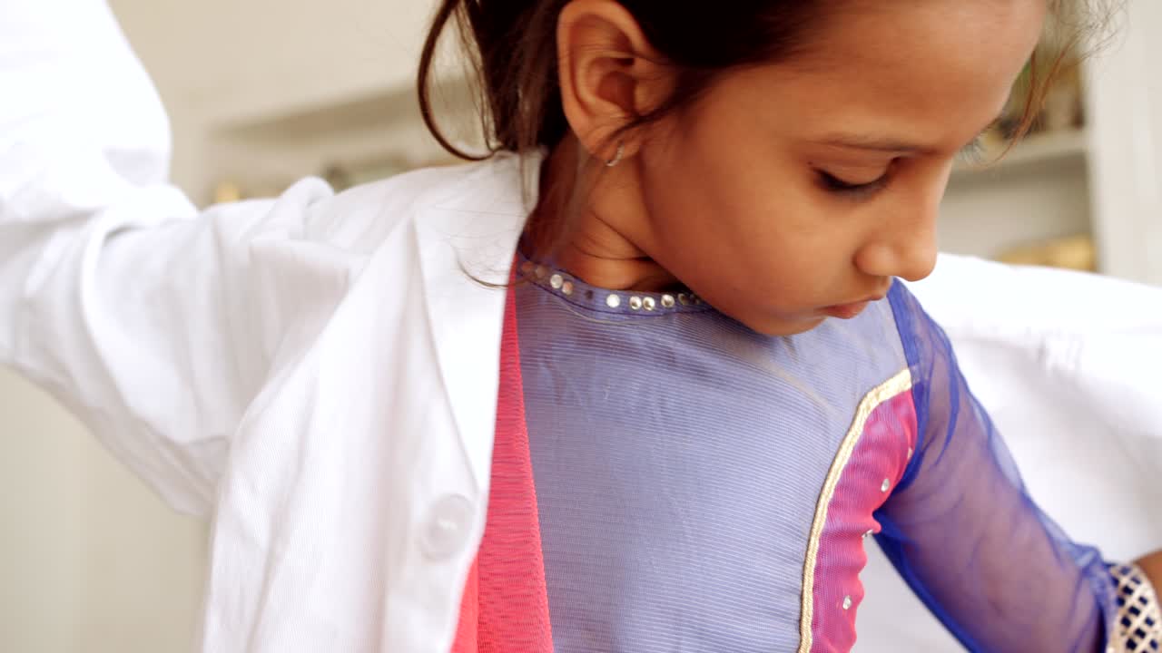 retrato de un niño indio en casa durante el bloqueo por coronavirus