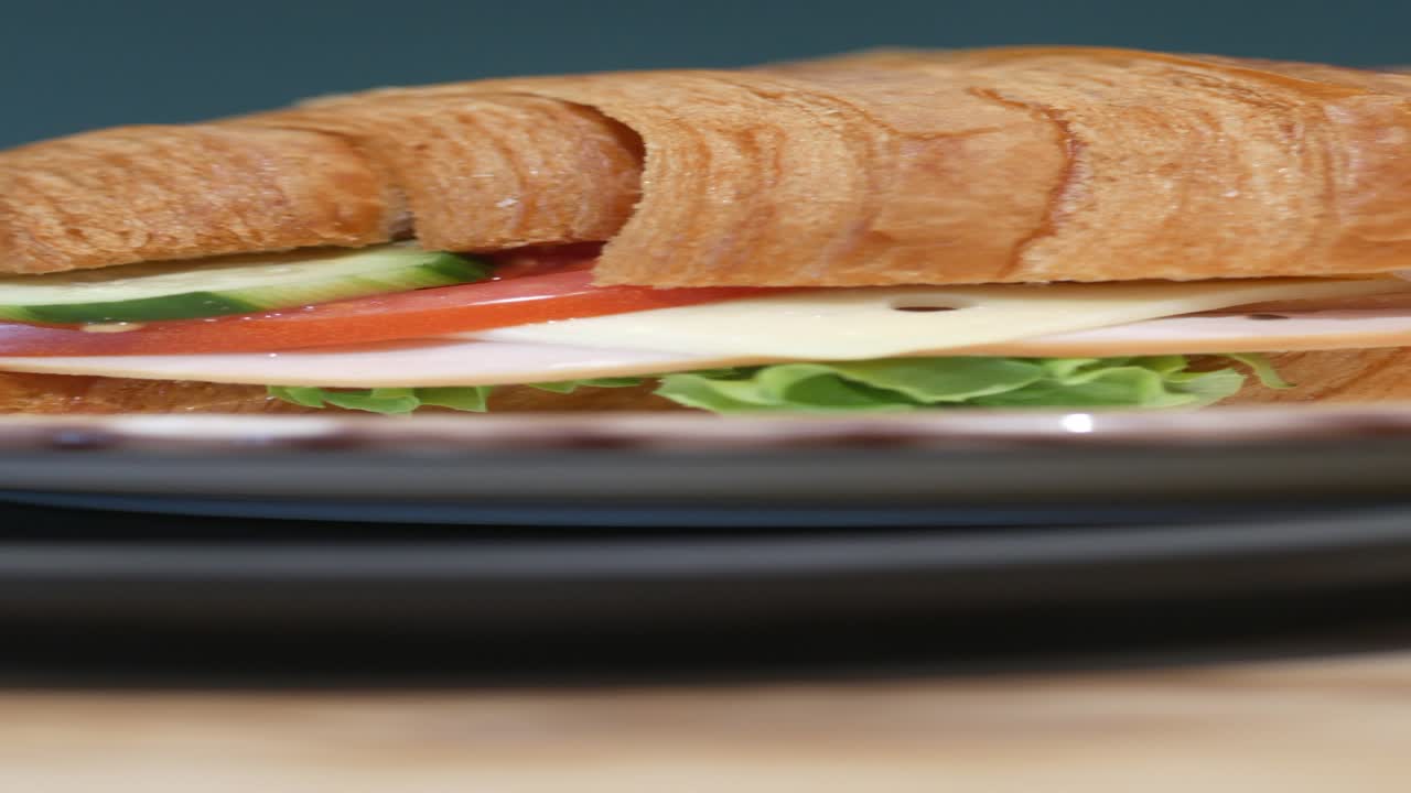 sándwich de croissant con jamón, queso y verduras