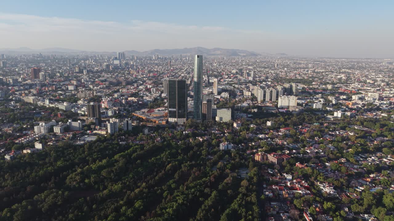 Coyoacan Viveros'un drone görüntüsü, uzakta Mitikah Kulesi, Meksiko Şehri