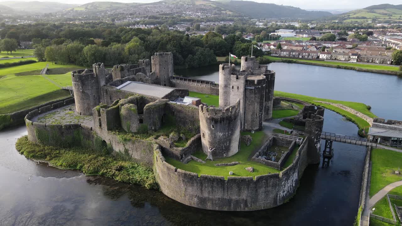Vista aerea panoramica del Castello concentrico di Caerphilly nel Galles del Sud, Regno Unito