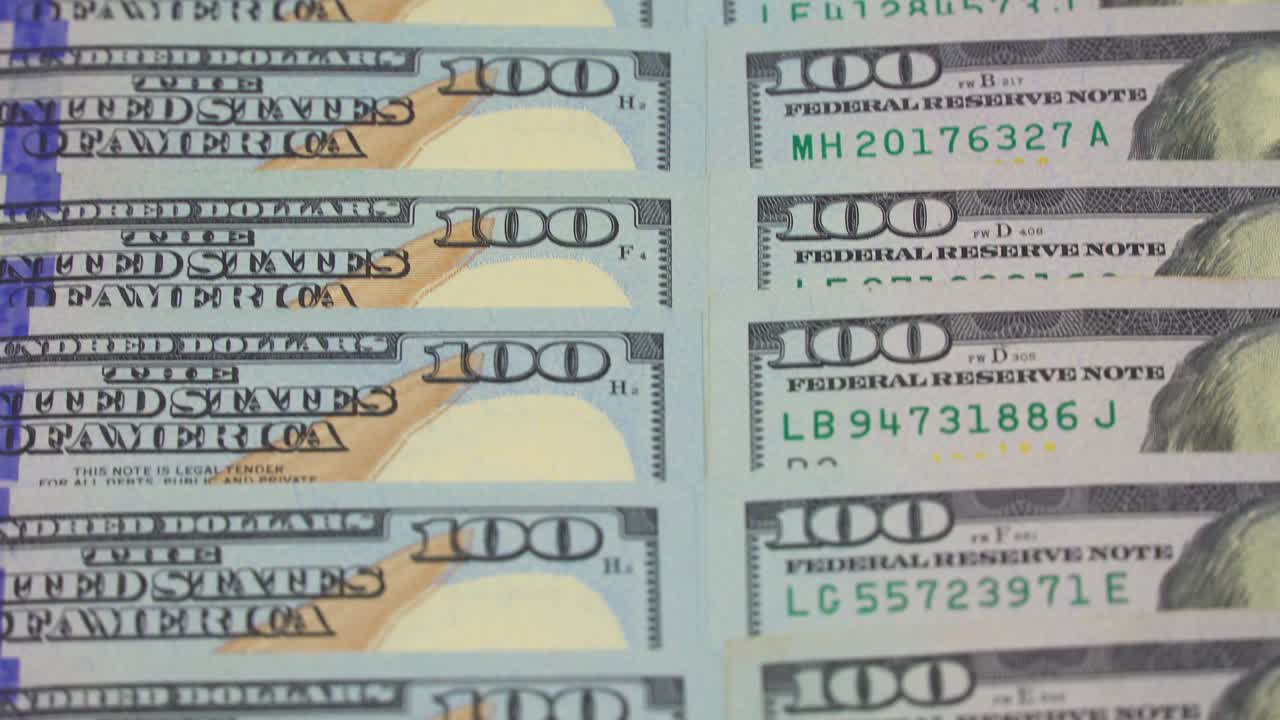 많은 달러, 달러, 달러 클로즈업: 카메라가 똑같이 배치된 지폐 위에서 니다.