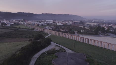 foto panorámica del sistema de riego romano en la ciudad medieval de obidos, portugal, desde el aire