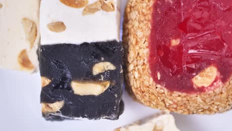 delicias turcas dulces orientales de primer plano girar en movimiento lento