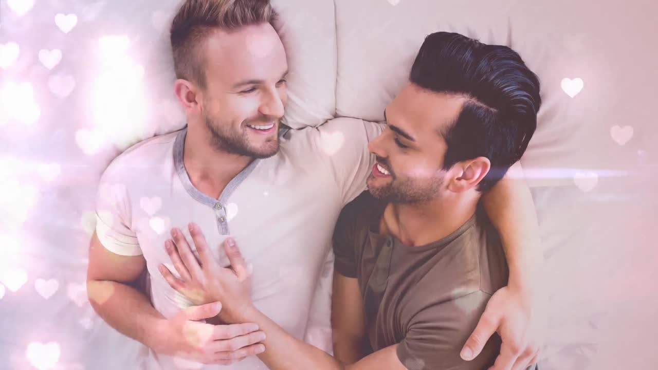 행복 한 부부 가 함께 침대 에 누워 있다