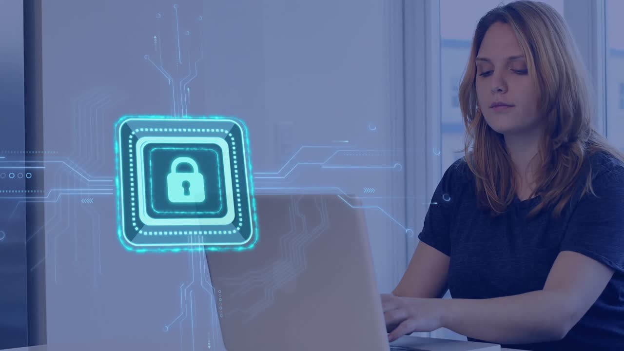 animación de candado y procesamiento de datos sobre mujer de negocios caucásica en la oficina