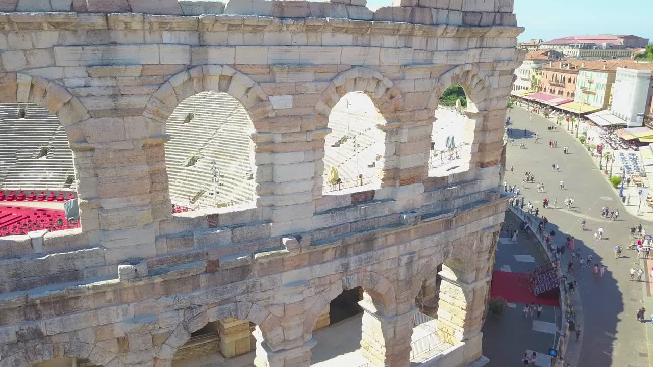 воздушный вид на арену ди верона, италия. видео сделано из беспилотника, который поднимается из-за стены. открывается вид на арену и город.