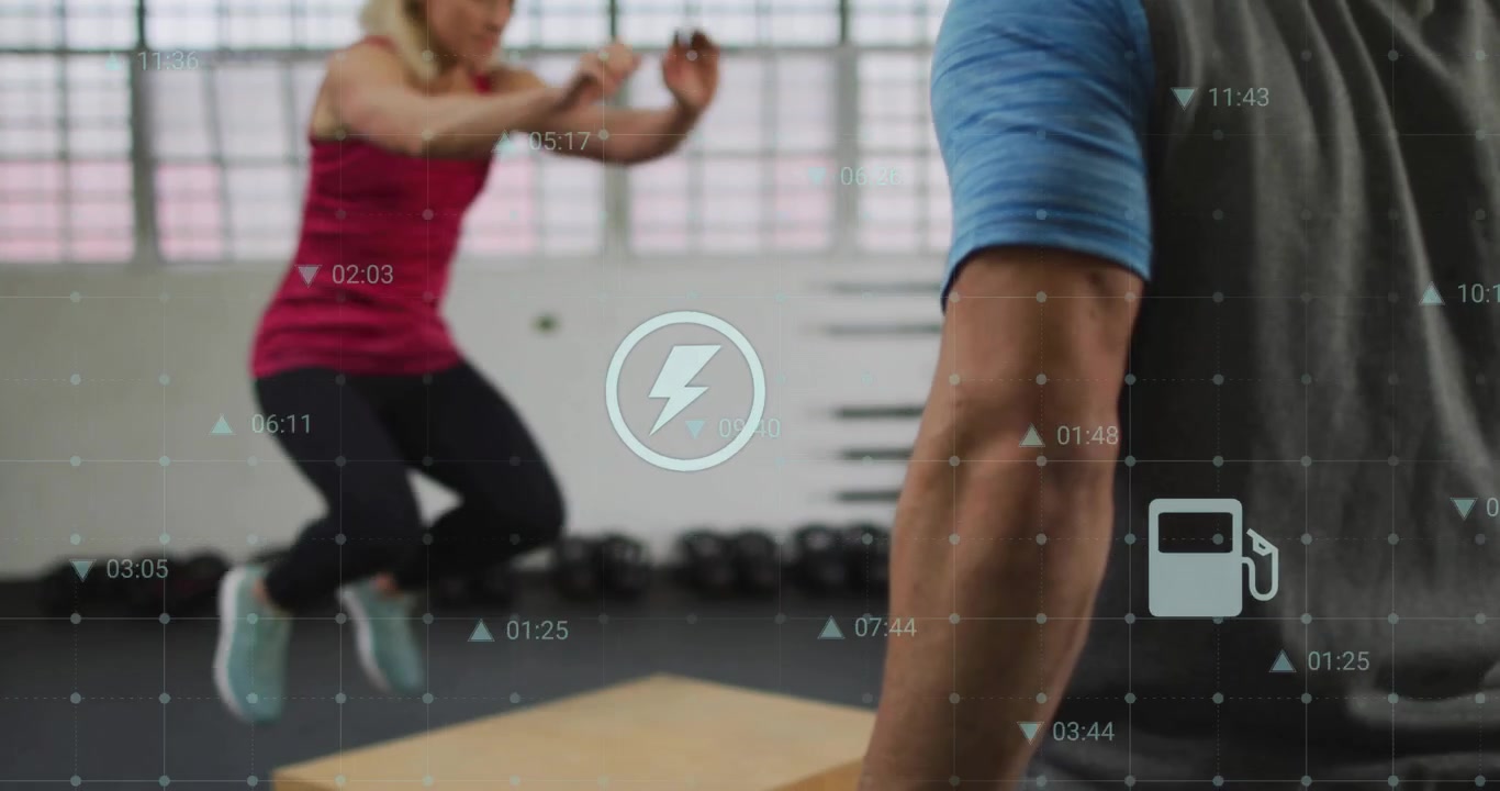 Entrenador dando indicaciones, aprendiz realizando saltos pliométricos de cajón en el gimnasio, con iconos de HUD apareciendo y rastreando repeticiones