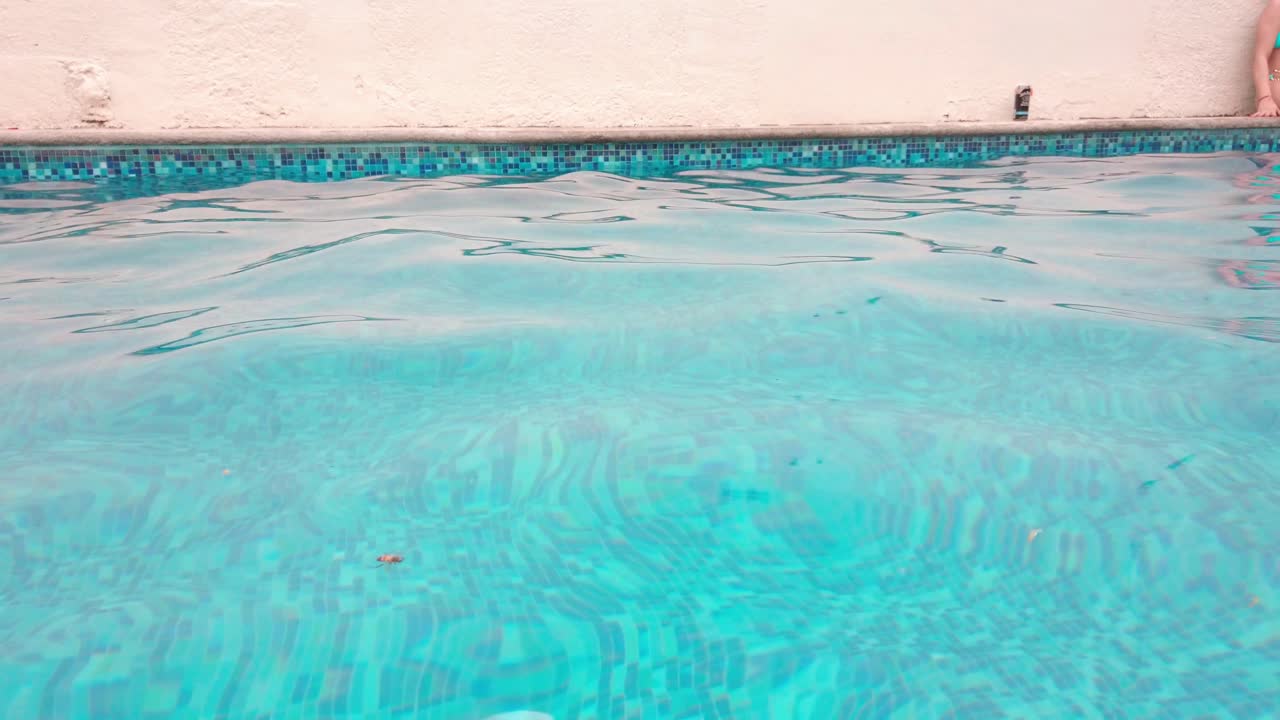 Vand, der bølger på overfladen af en pool.