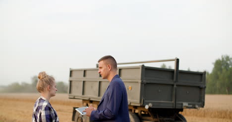 agricultor hablando con un hombre de negocios en la cosecha 6