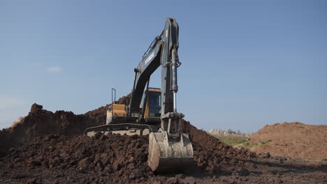 excavadora hyundai trabajando en un sitio de construcción