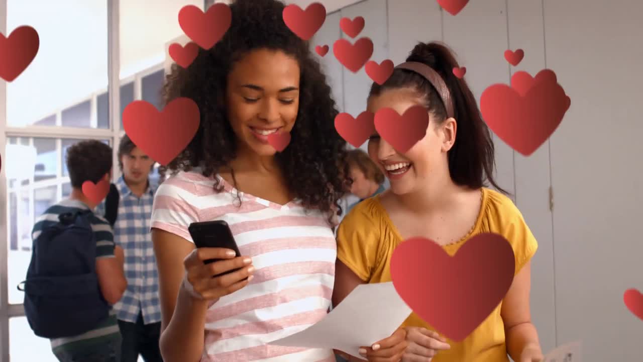 dos chicas leyendo mensajes de texto enamoradas