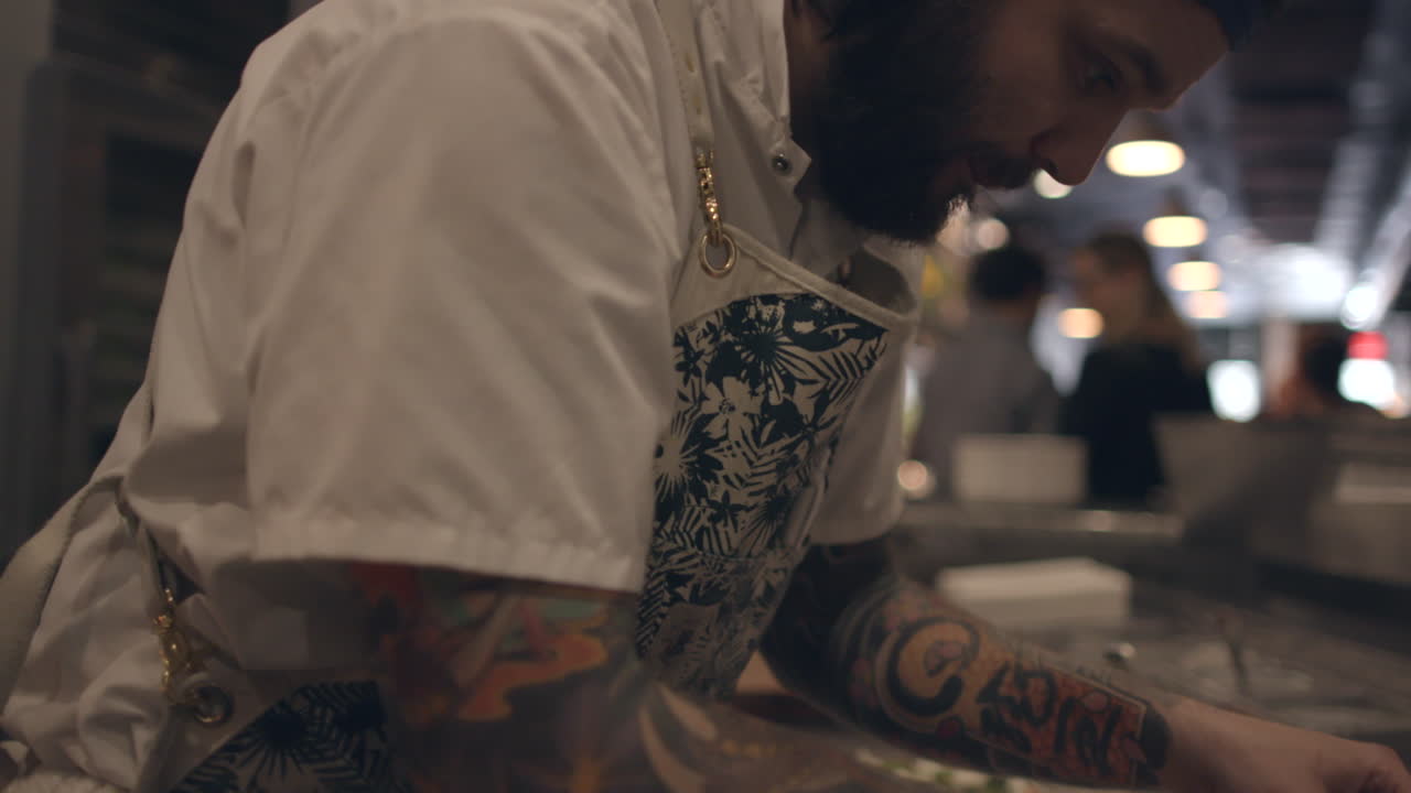 피자 셰프는 요리하기 전에 피자에 재료를 얹는다