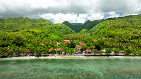 pueblo costero y complejo turístico en nusa penida en bali, klungkung, indonesia