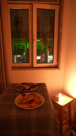 cena nocturna junto a la ventana