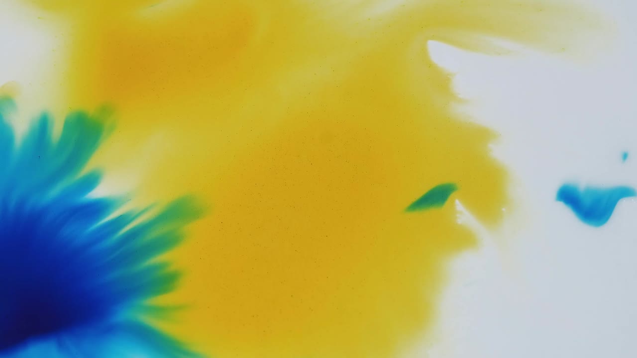 obra de arte mezclando salpicaduras de colores líquidos