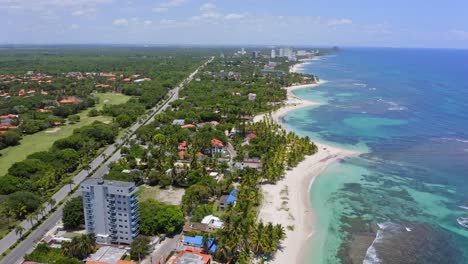 Luftüberführung-Einer-Luxusstadt-Mit-Hotelturm,-Privatstrand-Und-Korallenriff-Im-Karibischen-Meer-Im-Sommer