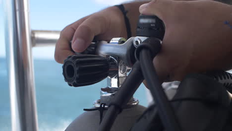 Scuba-Diver-Fija-El-Conjunto-Regulador-En-El-Tanque-De-Oxígeno---En-Un-Barco-De-Buceo