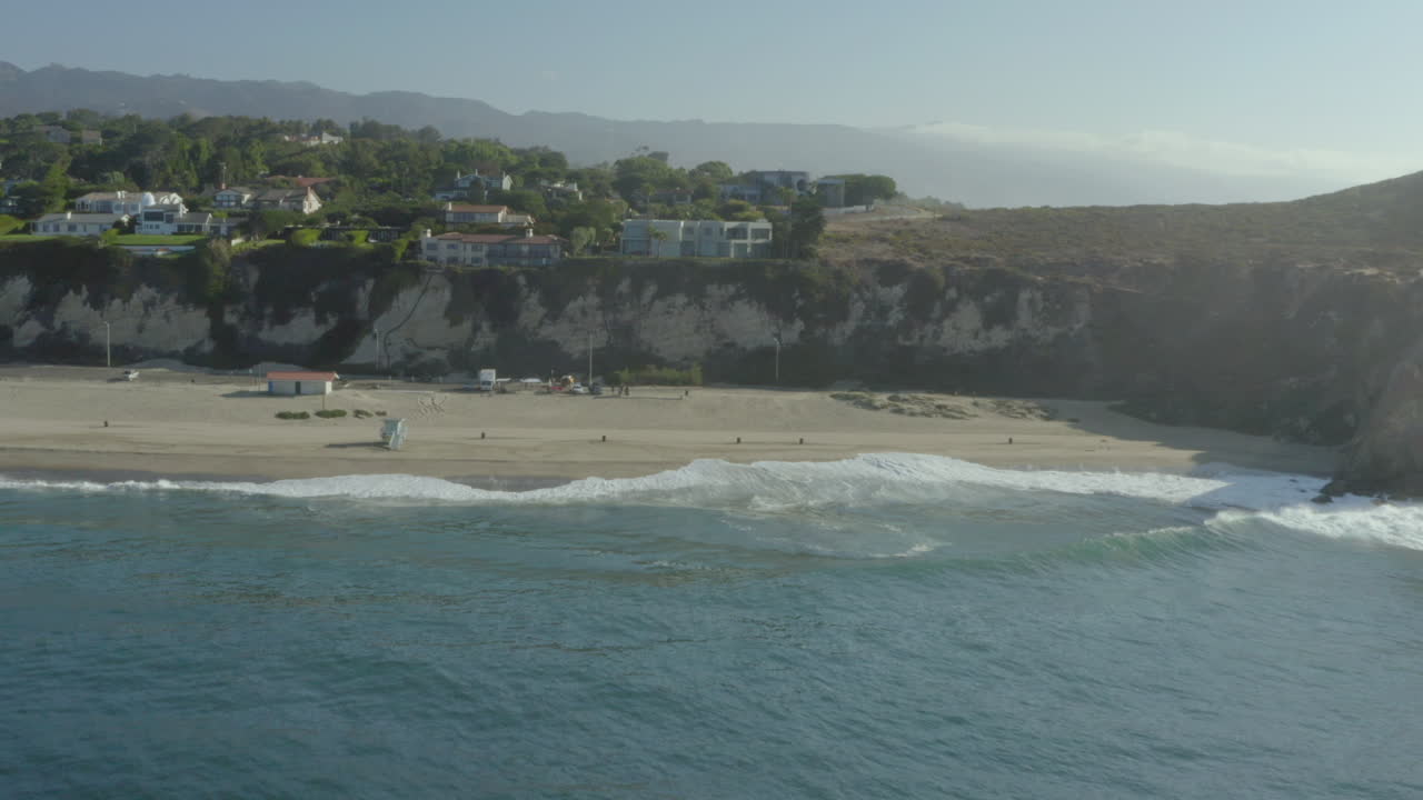 Veduta aerea di onde marine che si infrangono sulla spiaggia deserta