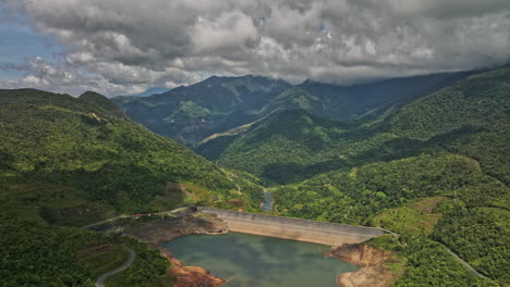 Hornito-Panamá-Antena-V6-Sobrevuelo-Presa-Embalse-Fortuna-Capturando-Un-Paisaje-Surrealista-Con-Vistas-A-La-Ladera-Y-Reflejos-De-Nubes-En-El-Río-Brazo-De-Hornito---Filmado-Con-Cine-Mavic-3---Abril-De-2022