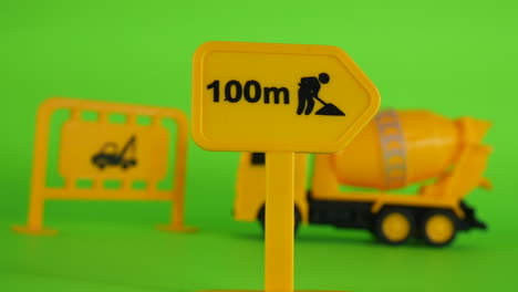 Grüne-Bildschirmillustration,-Baustelle,-Lkw-Und-Ausrüstung,-Spielzeugminiaturmodell,-Filmisches-Hintergrundkonzept-Der-Kreativen-Minifigur-Des-Arbeitsplatzes