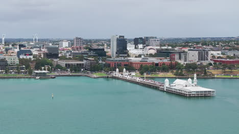 카닝햄 피어 (cunningham pier) 와 지롱 시티스케이프 (geelong cityscape) 의 공중 도