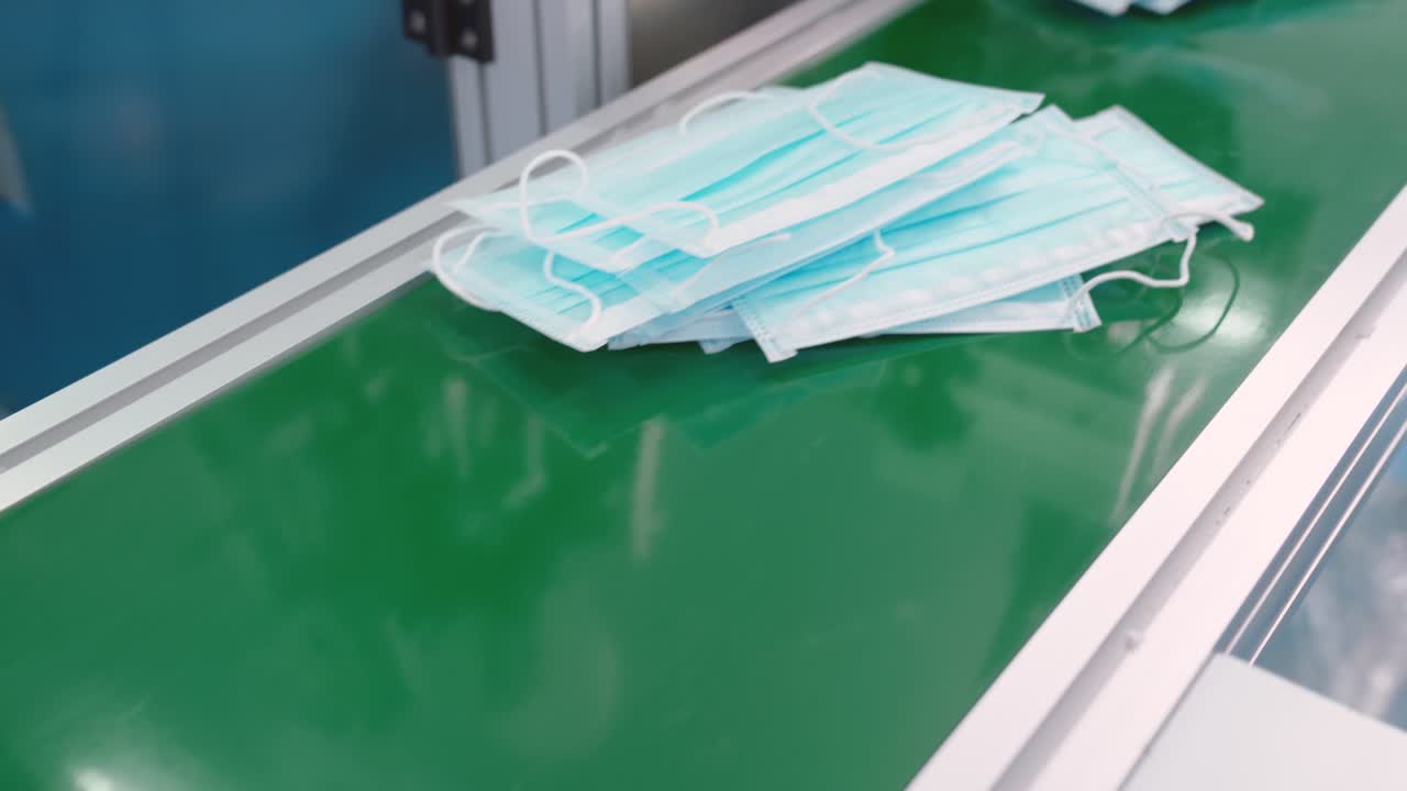 línea de producción de máscaras faciales en una fábrica moderna
