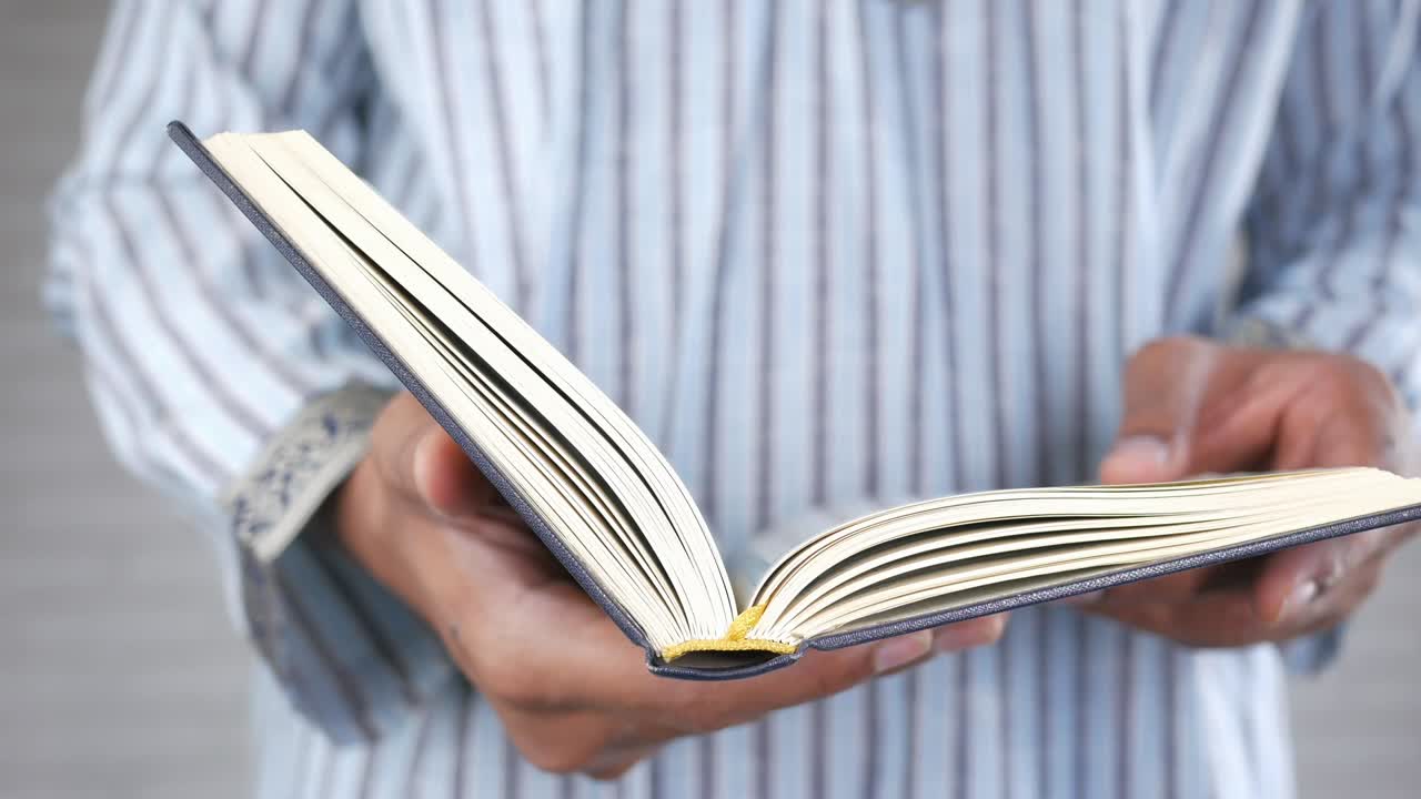 hombre musulmán con la mano sosteniendo el libro sagrado corán con espacio de copia