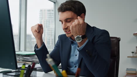 Business-executive-video-calling-partner-in-office.-Handsome-employee-talking