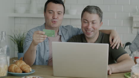 pareja de compras en línea
