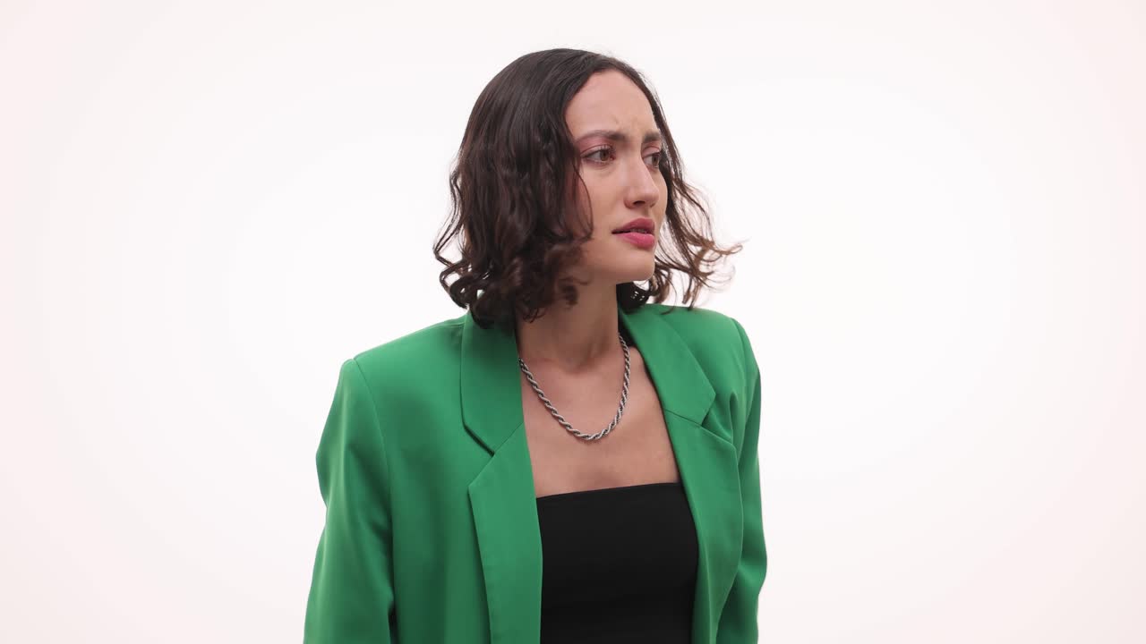 Donna che mostra varie espressioni di angoscia, tristezza e shock