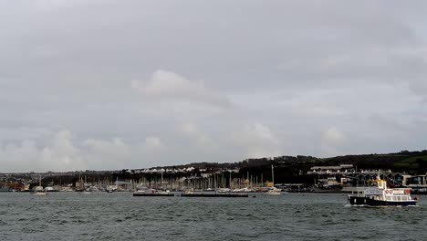 Un-Pequeño-Ferry-Navegando-De-Derecha-A-Izquierda-A-Través-Del-Estrecho-De-Plymouth-En-Devon,-Inglaterra