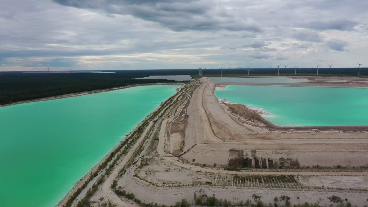 eu 국경 옆에 하늘색 석호처럼 보이는 두 개의 퇴적 분지