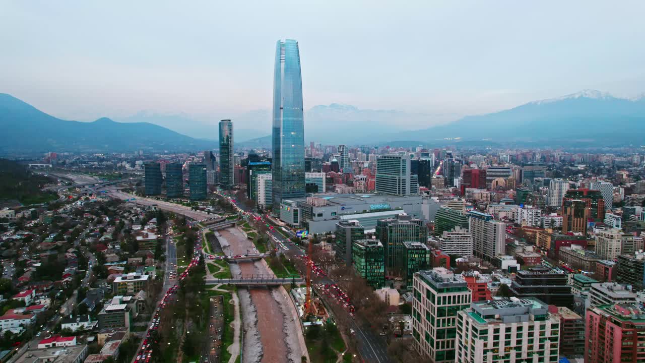Vista aerea che mostra il centro finanziario di Santiago del Cile con la torre Costanera e il fiume Mapocho, la catena montuosa delle Ande con nebbia sullo sfondo