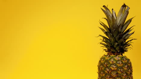 Eine-Reife-Ganze-Ananas-Auf-Einer-Rotierenden-Oberfläche