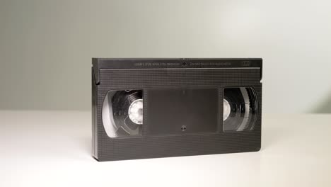 la parte delantera de un viejo cassette vhs desgastado con grabaciones familiares
