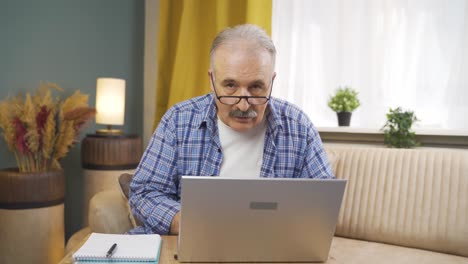 Hombre-Mirando-La-Computadora-Portátil-Con-Asombro.