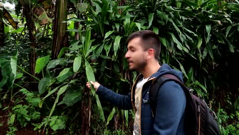 hombre explicando como chagga pide perdon usando una hoja de yuca