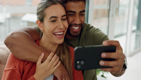 Pareja,-Selfie-Y-Feliz-En-La-Sala-De-Estar-De-Casa