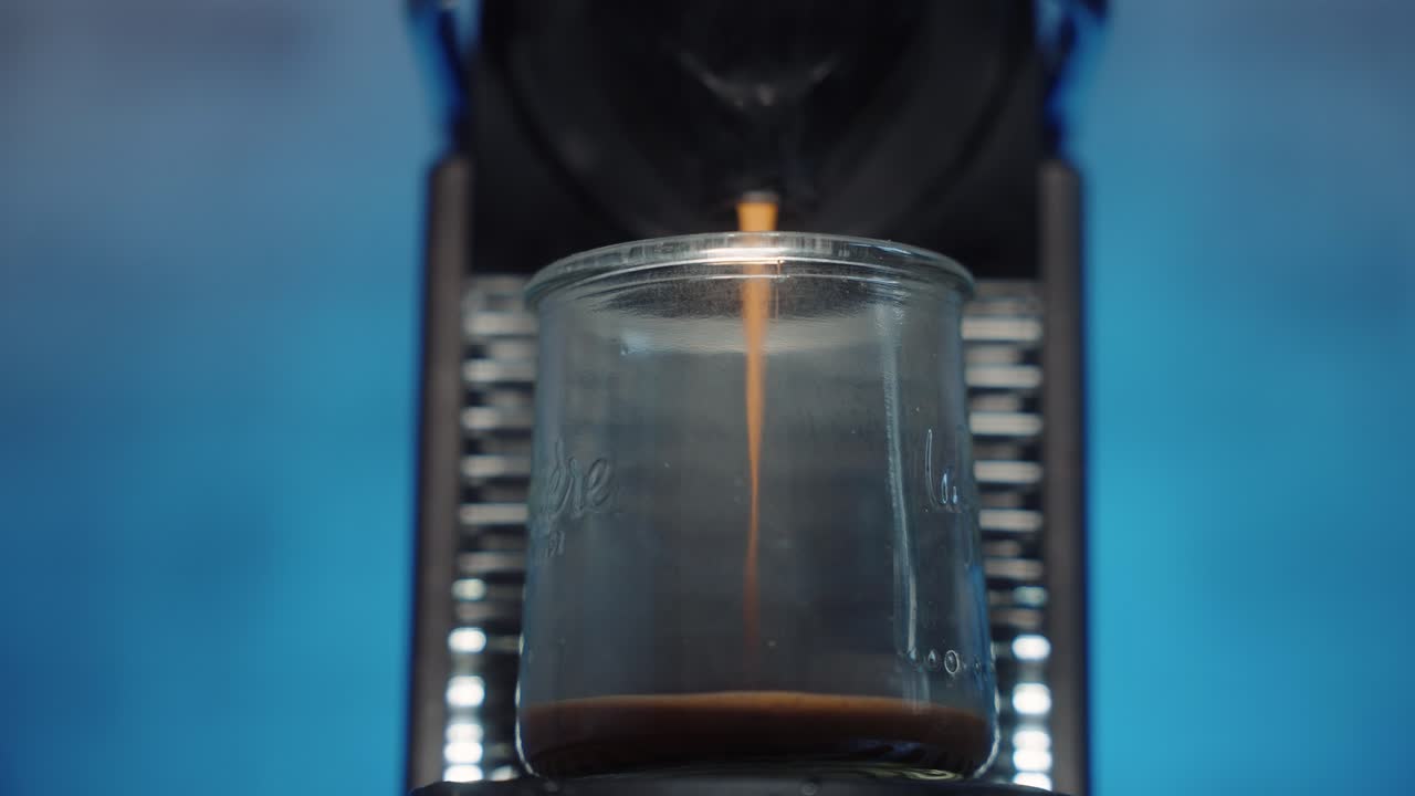 Kremalı taze espressonun bardağa doluşu, ağır çekim 4K 30fps.