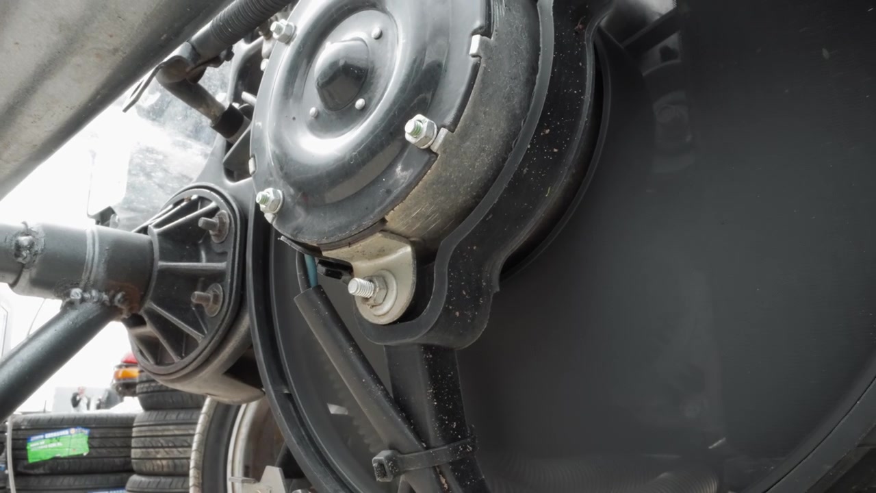 Close-up de uma roda de carro girando em uma oficina mecânica