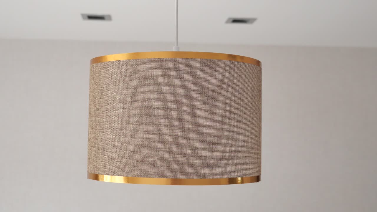 금색 장식으로 인 실린더 램프