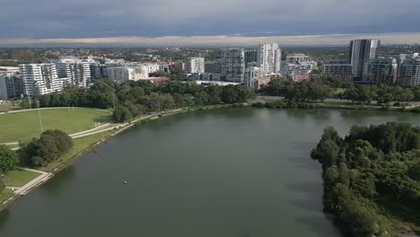 Luftpanoramaflug-über-Den-Cooks-River-Bei-Tempe,-Wolli-Creek