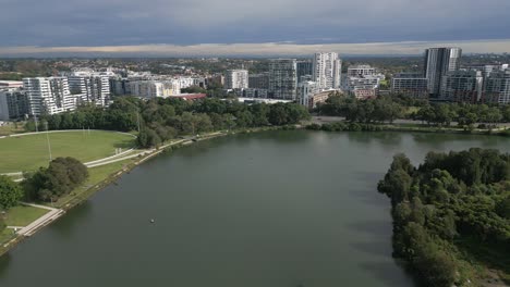 vuelo panorámico aéreo sobre el río cooks en tempe, wolli creek