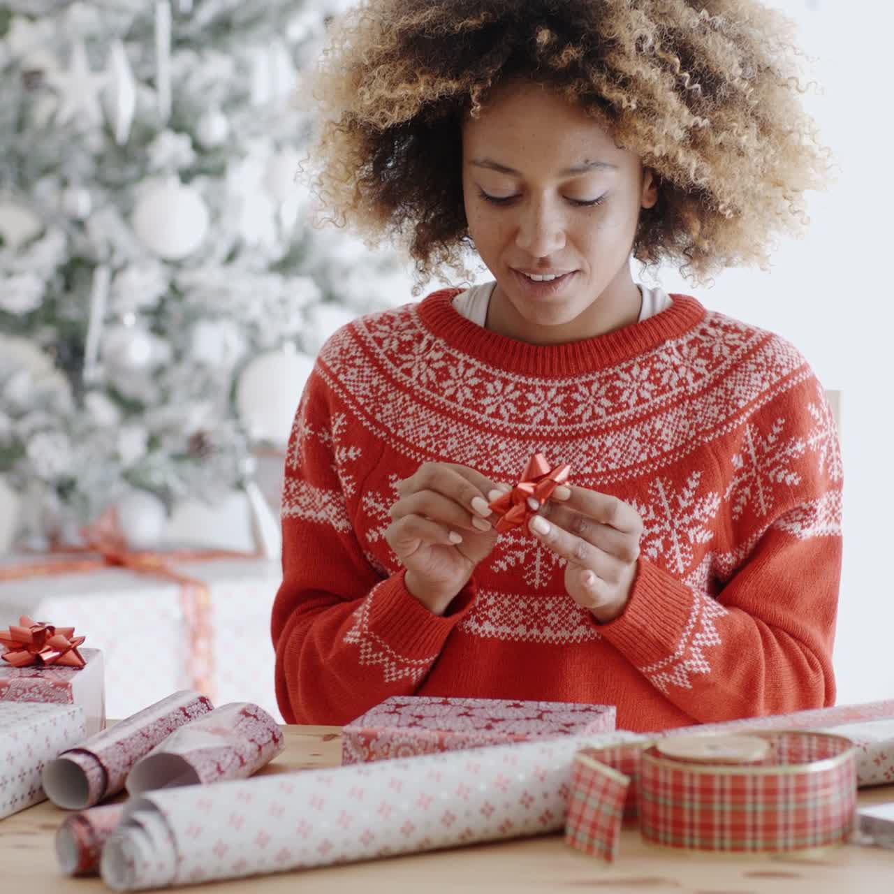 mujer joven feliz envolviendo regalos