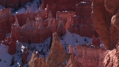 Tiro-Estático-Medio-De-Los-Hoodoos-Nevados-Que-Componen-Las-Formaciones-De-Claron-En-El-Parque-Nacional-Bryce-Canyon