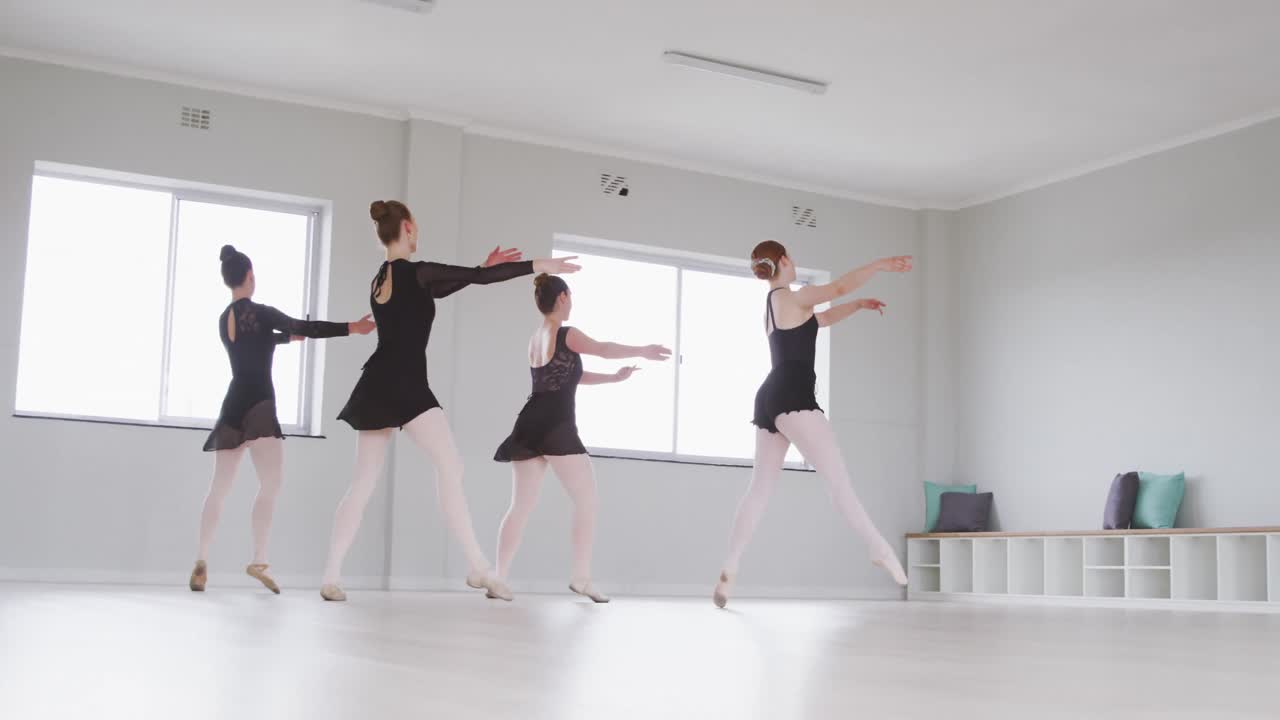 Ballerine caucasiche che provano una coreografia durante una lezione di danza classica