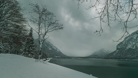 Hermoso-Lago-Sylvanstein-En-Los-Alpes-De-Baviera,-Alemania,-Alta-Baviera